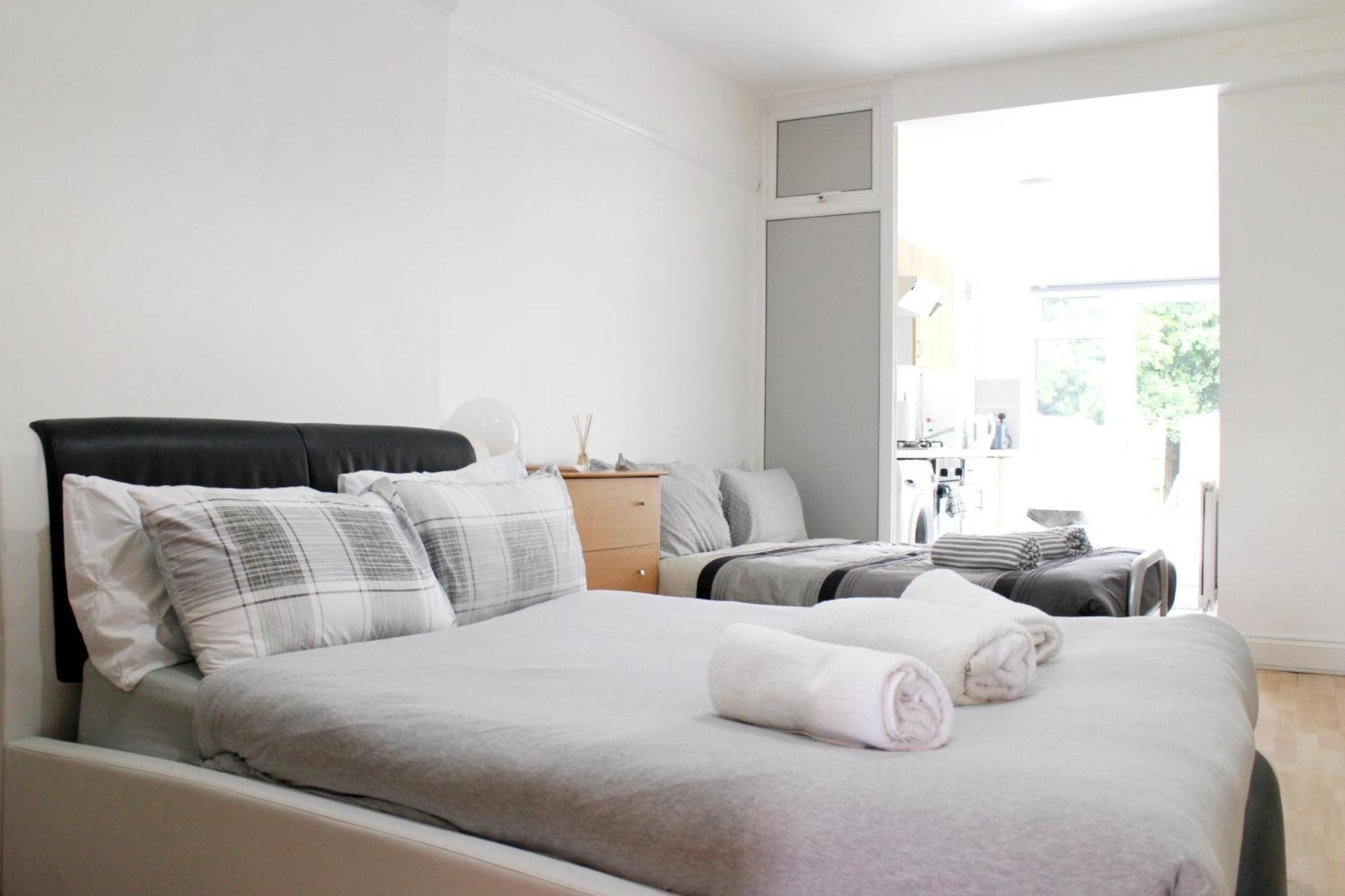 Large Studio Garden Flat On Golders Green Road Londen Buitenkant foto