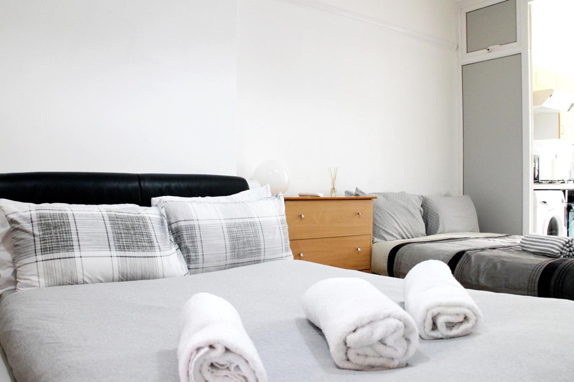 Large Studio Garden Flat On Golders Green Road Londen Buitenkant foto