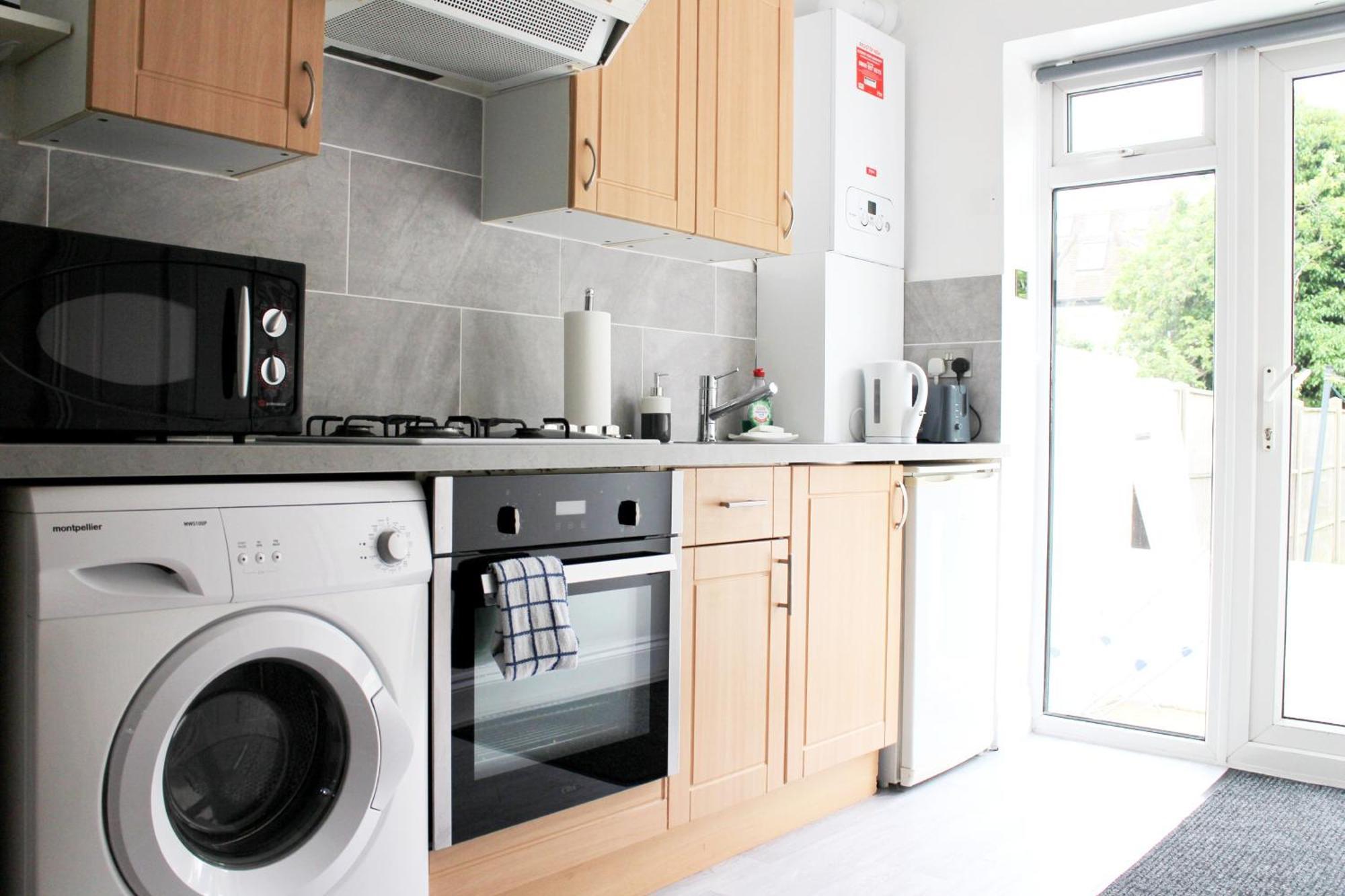 Large Studio Garden Flat On Golders Green Road Londen Buitenkant foto